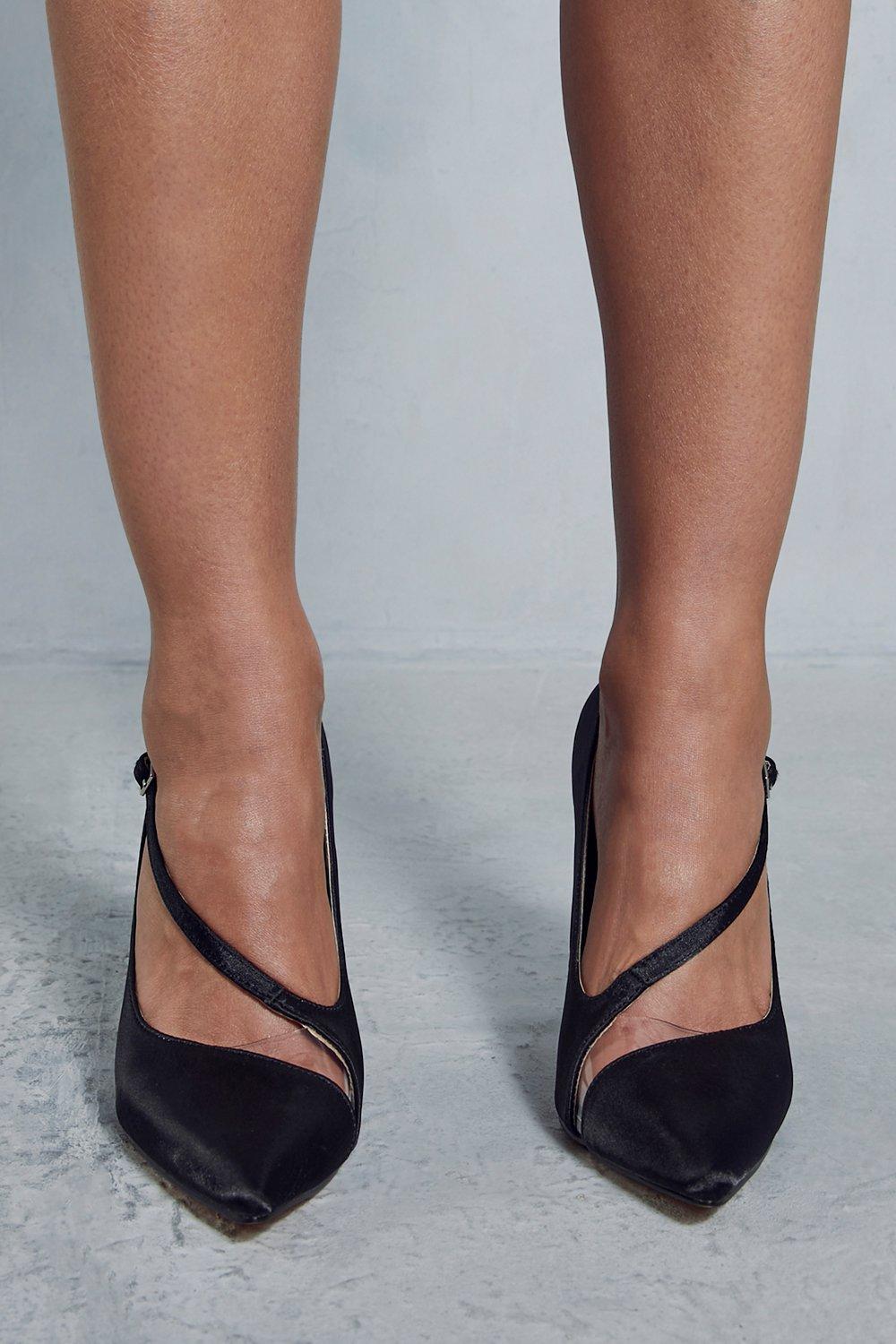 Pointed buckle outlet heels