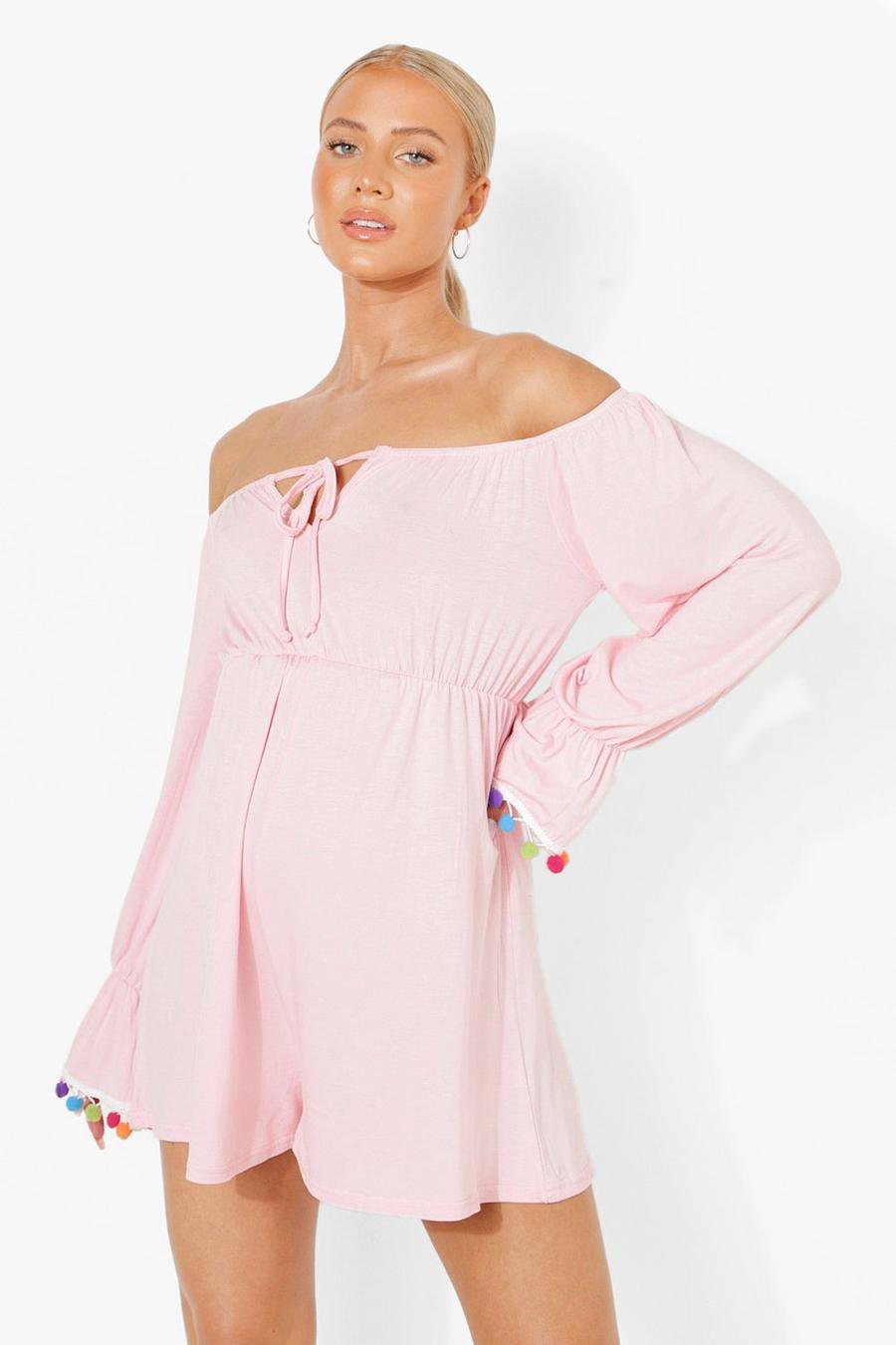 Pink Mammakläder - Off shoulder-playsuit med bollfrans image number 1