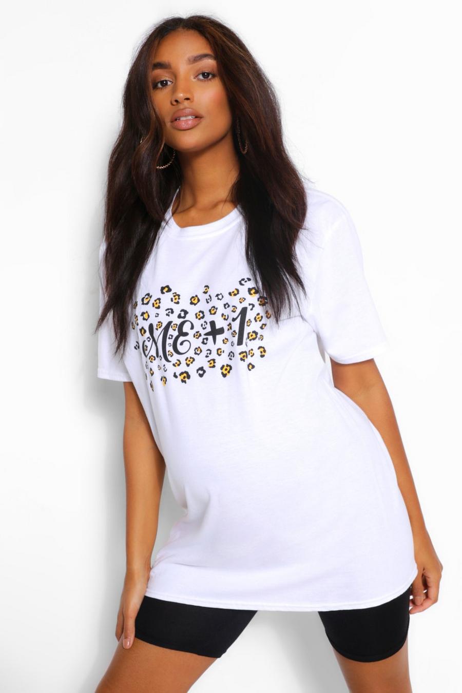 Umstandsmode T-Shirt mit Leoparden-Print und „Me+1“-Slogan image number 1