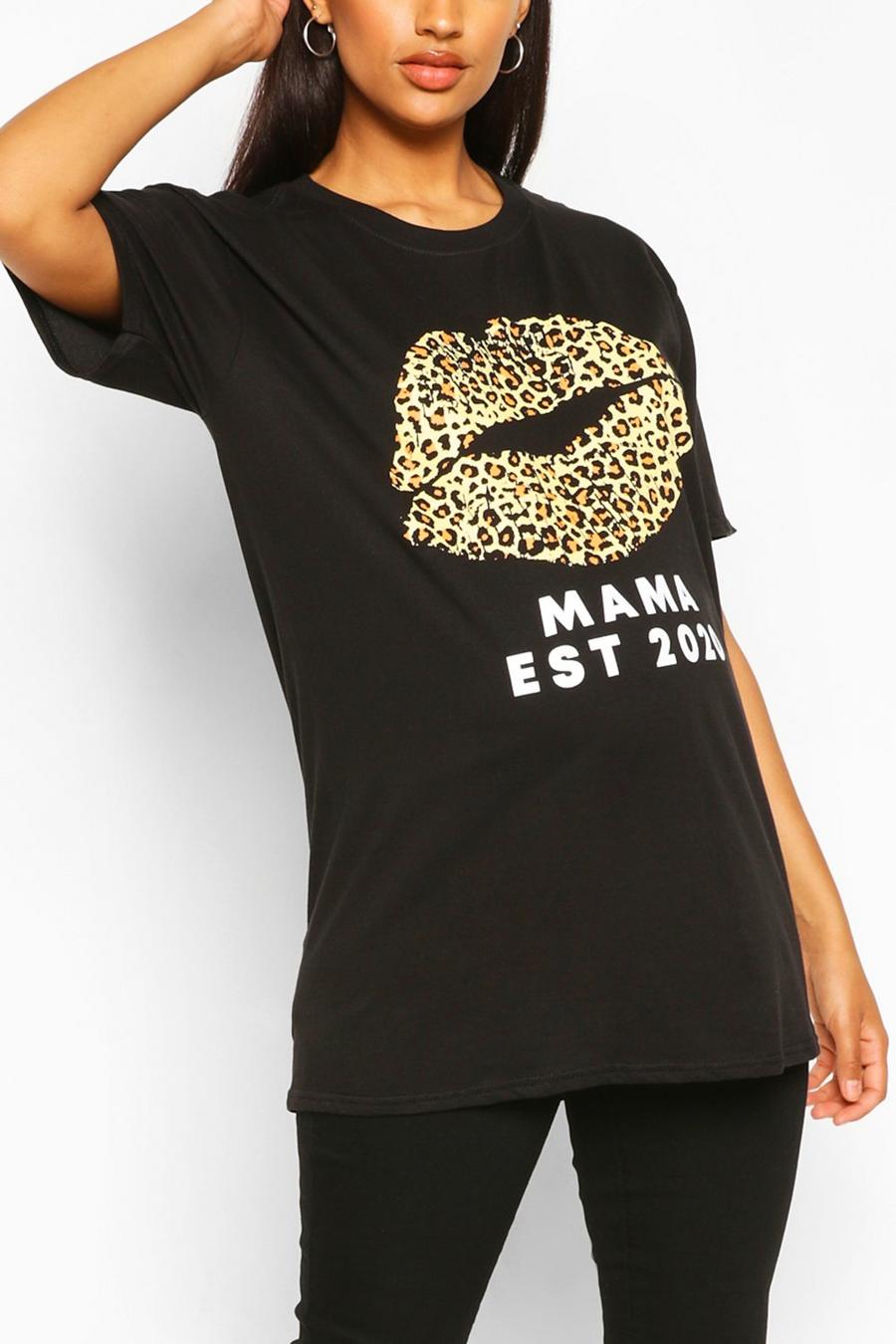Umstandsmode T-Shirt mit „Mama Est 2020“-Lippen-Print und Leopardenmuster image number 1