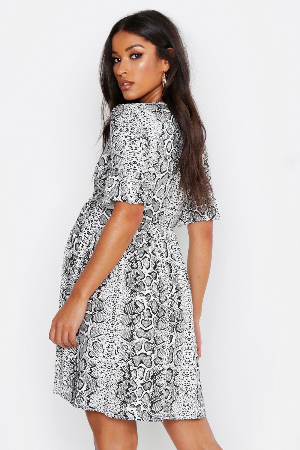 boohoo dresses maternity