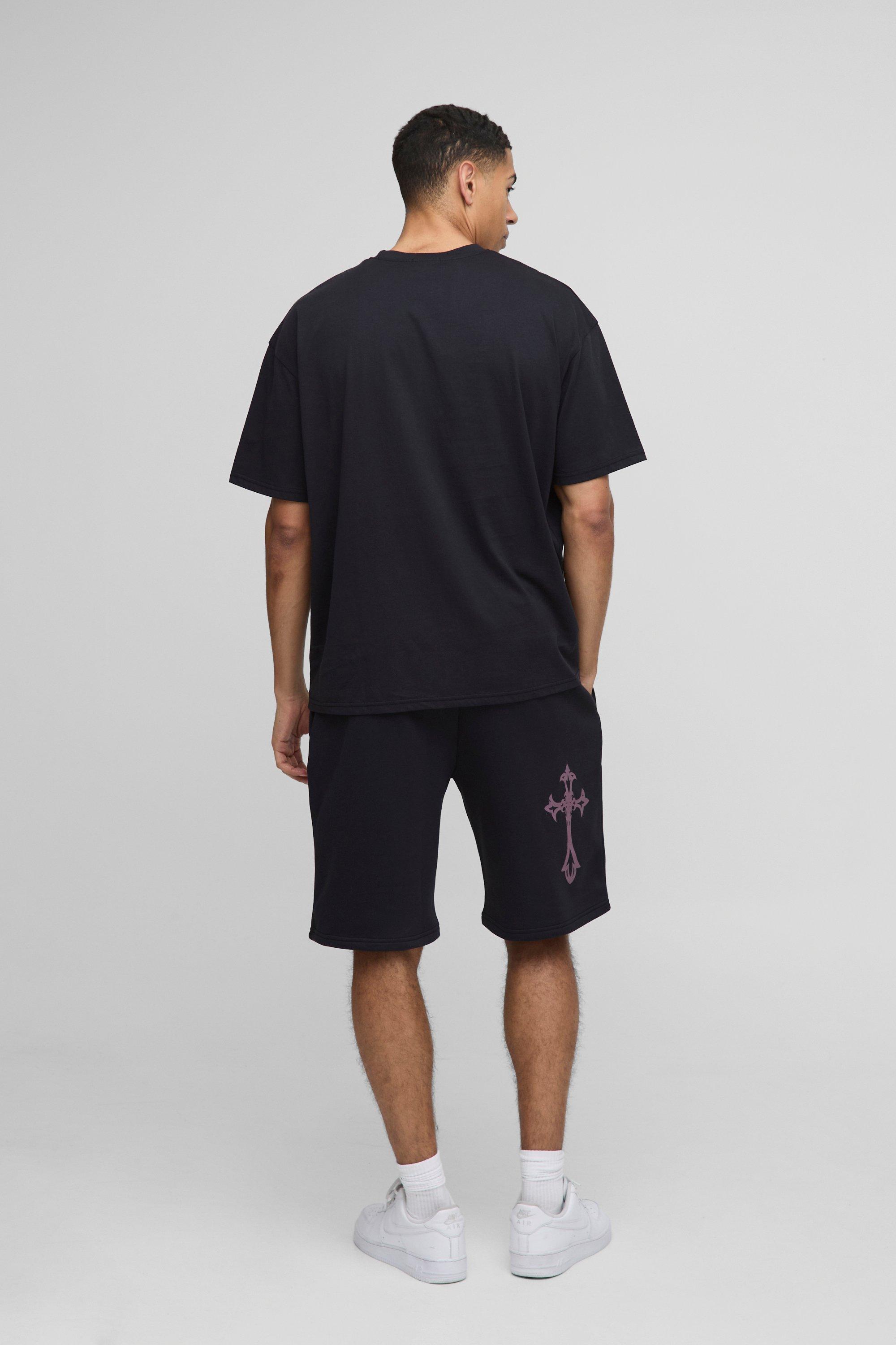 ◆ boohoo ◆ グレーのトールオーバーサイズオムクロスTシャツ Oversized Homme Cross T-Shirt & Short Set | boohoo USA