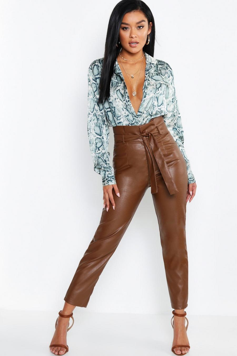 Pantalones con cintura alta y cintura fruncida de efecto cuero, Marrón image number 1