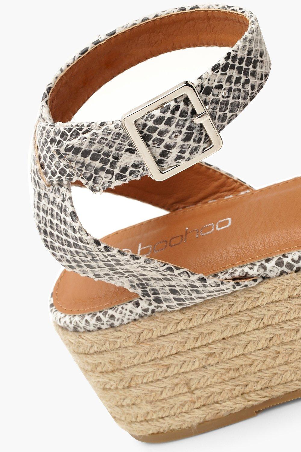 Sandalias estilo de plataforma plana con estampado | boohoo