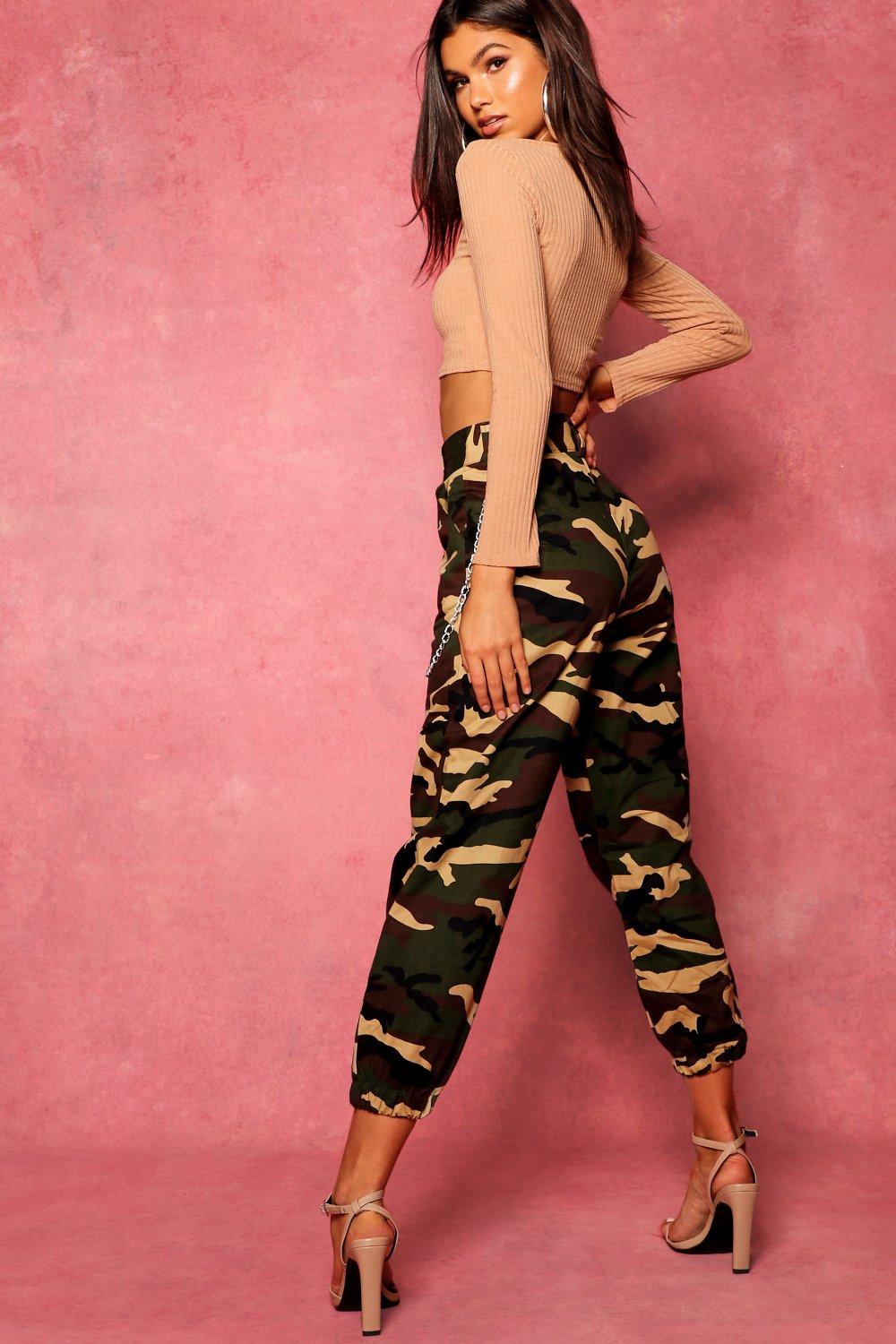 Camo cargo pants hot sale with chain