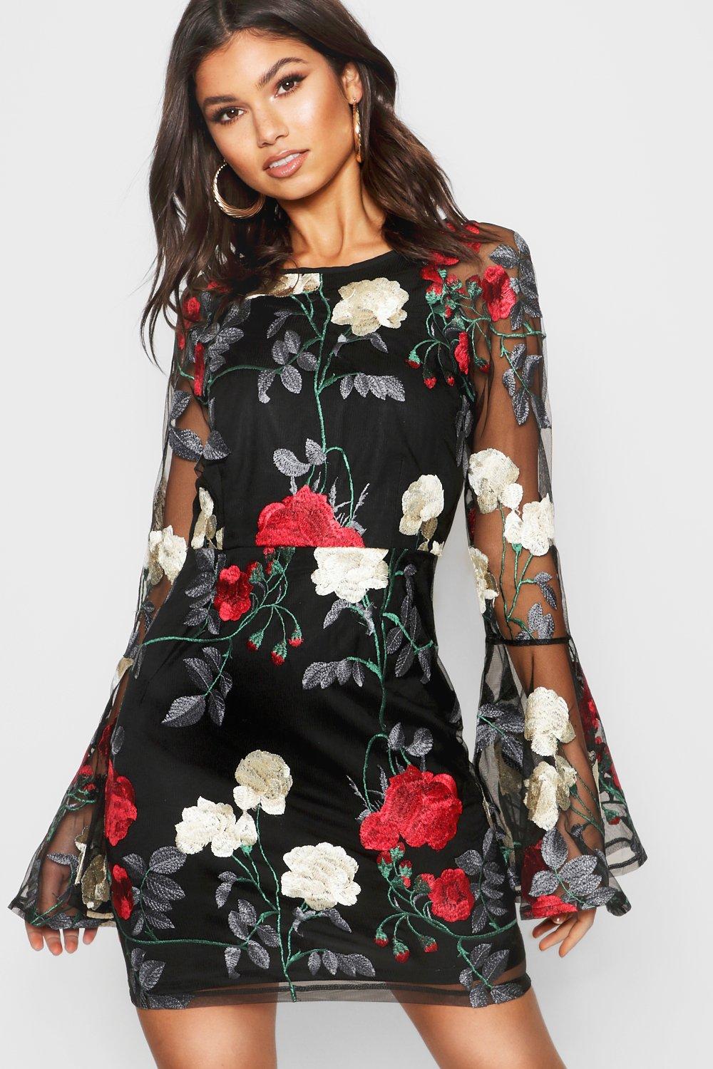 Kleid Mit Ausgestellten Ärmeln