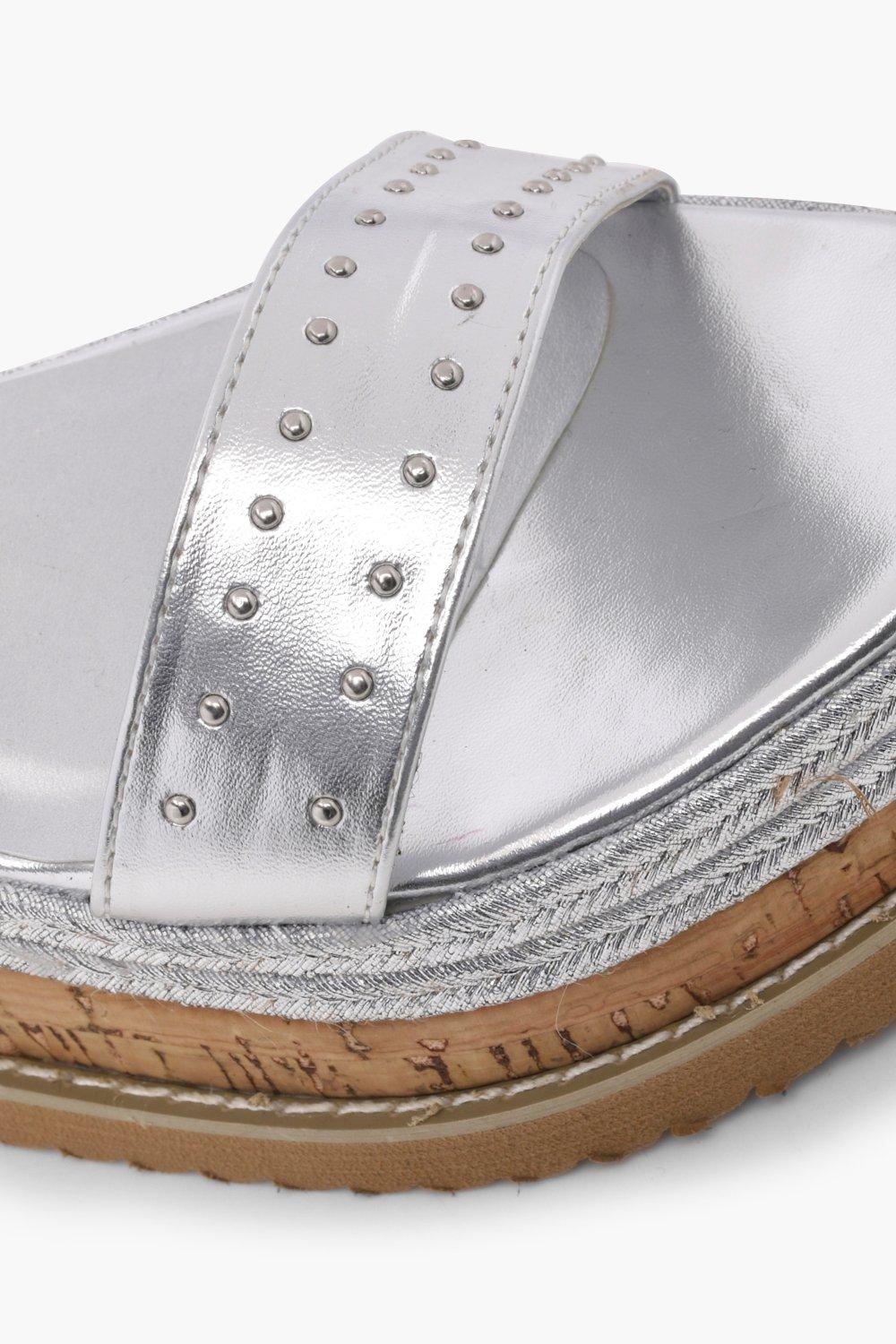 Chaussures a plateformes plates argentees cloutees boohoo FR
