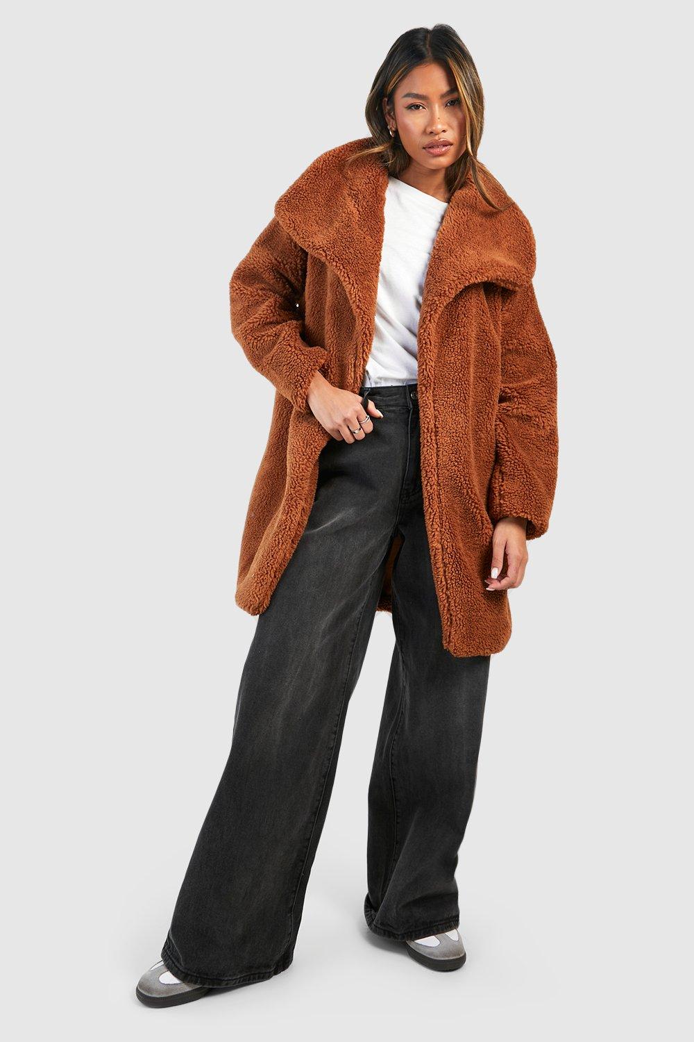 https://media.boohoo.com/i/boohoo/dzz17650_brown_xl/donna-brown-giacca-in-pelliccia-sintetica-morbida-con-colletto-sciallato