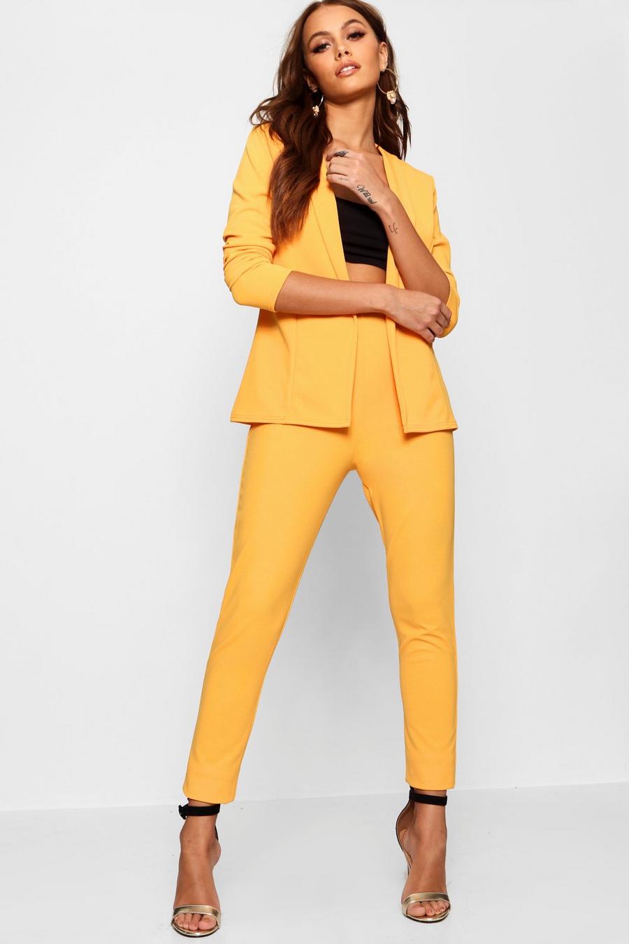 Taillierter Anzug aus Kreppgewebe, Senfgelb jaune