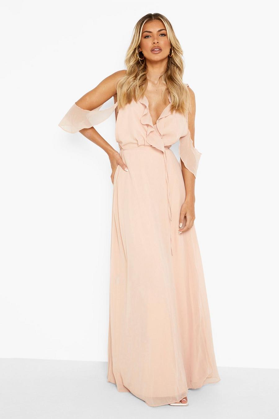 Blush pink Boutique Lång chiffongklänning i omlottmodell med volanger