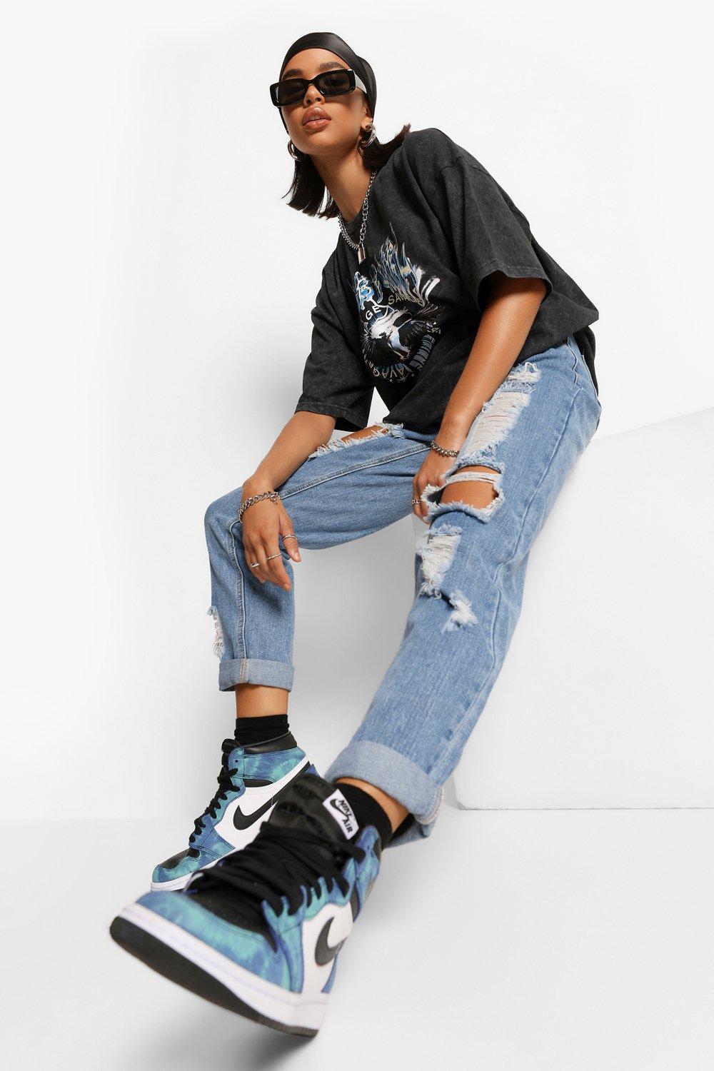 distressed mom jeans outfit