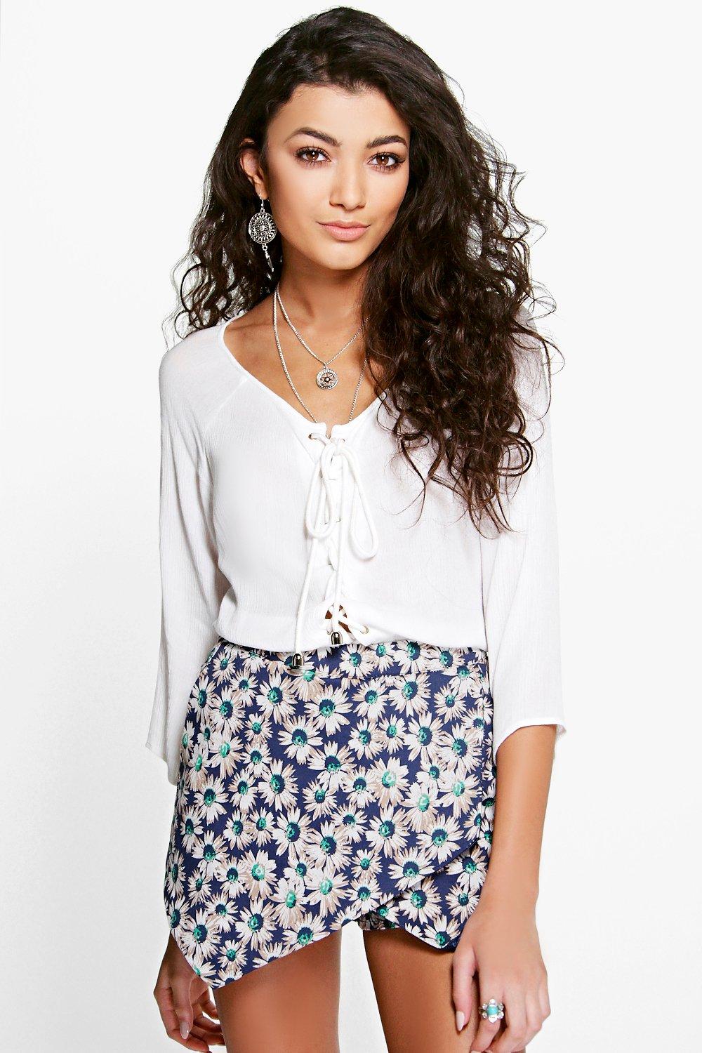 white skort boohoo