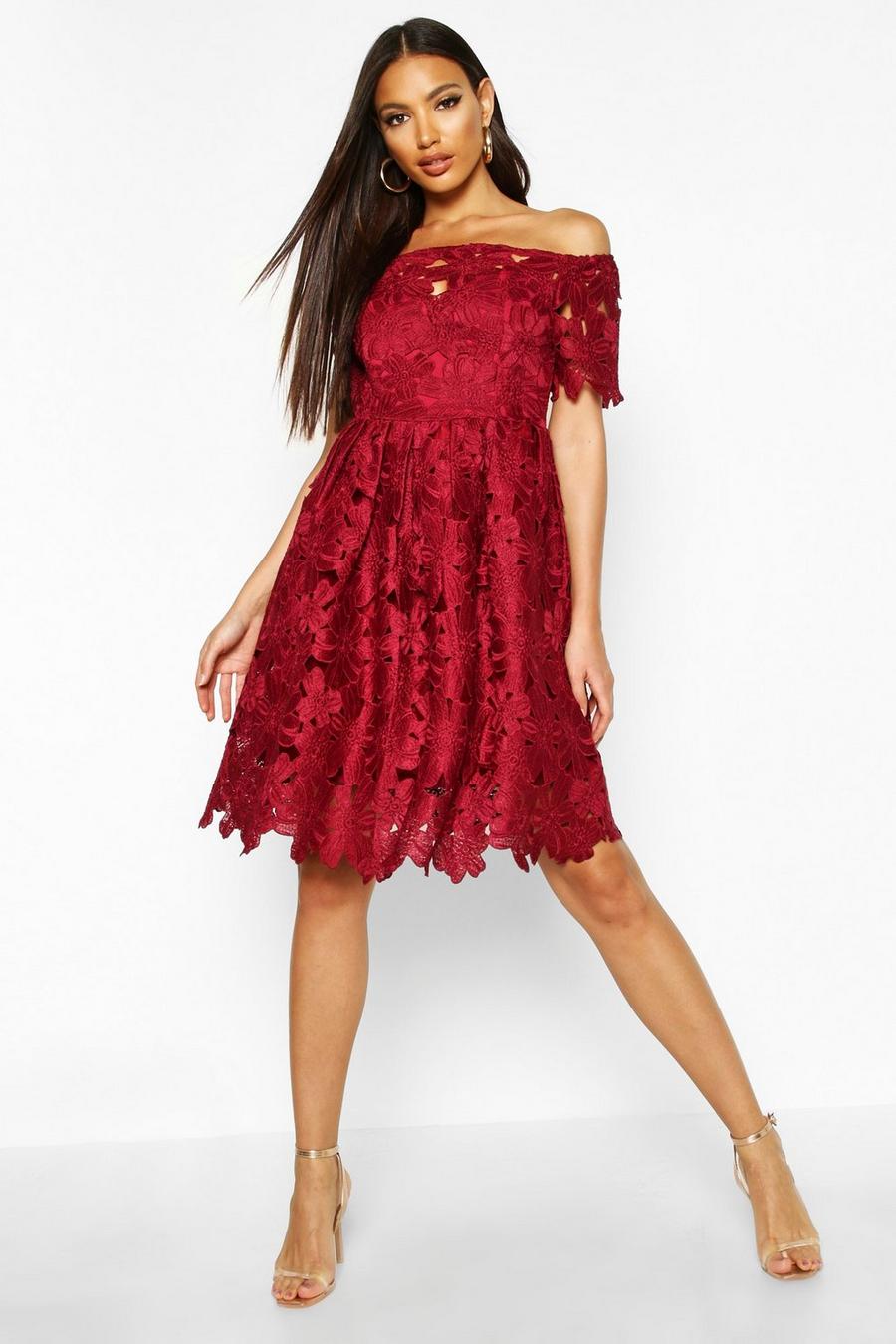Boutique Off-Shoulder Skater-Kleid aus Spitze, Beerenrot rouge