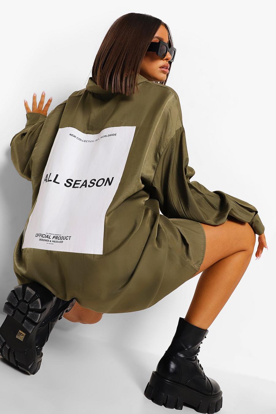 Khaki "All Season" Oversize skjortklänning med tryck bak image number 1