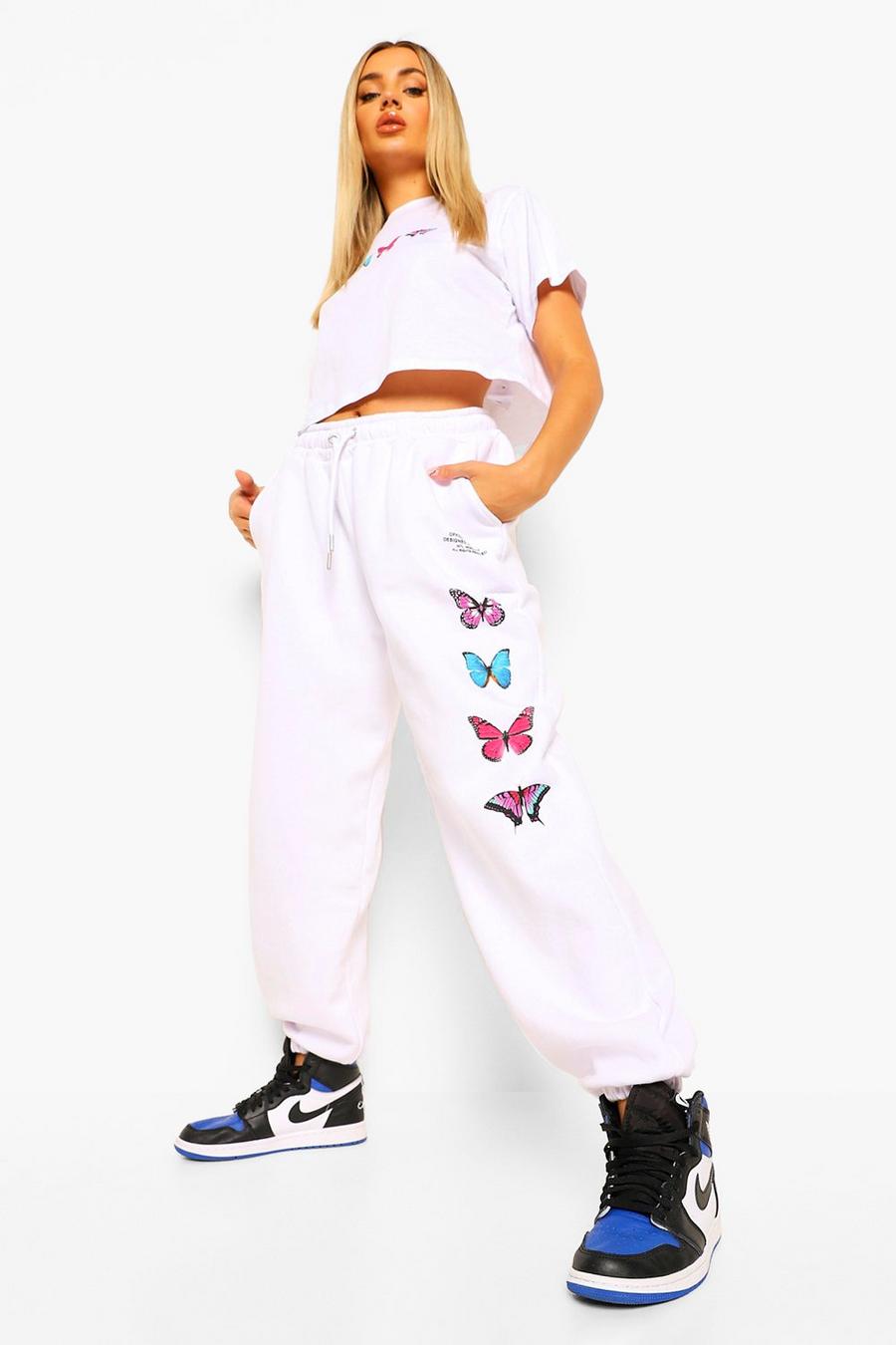Conjunto de pantalones de deporte y camiseta corta recortada con mariposas image number 1