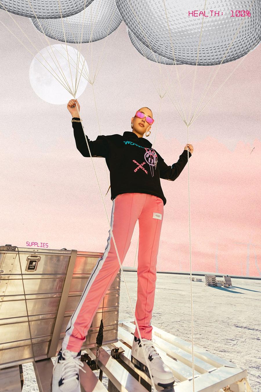 Pink rosa Hoodie och joggers med graffititryck image number 1