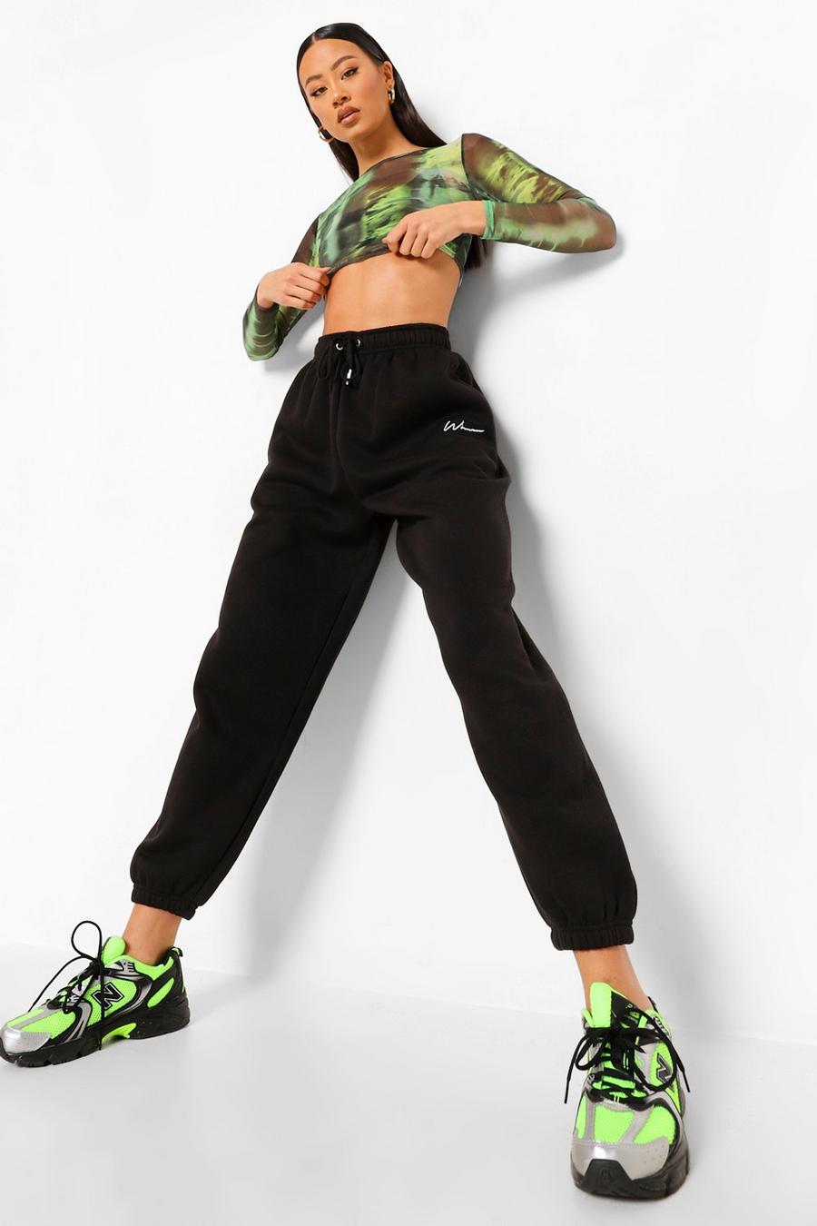 שחור מכנסי ריצה אוברסייז עם כיתוב Woman רקום image number 1