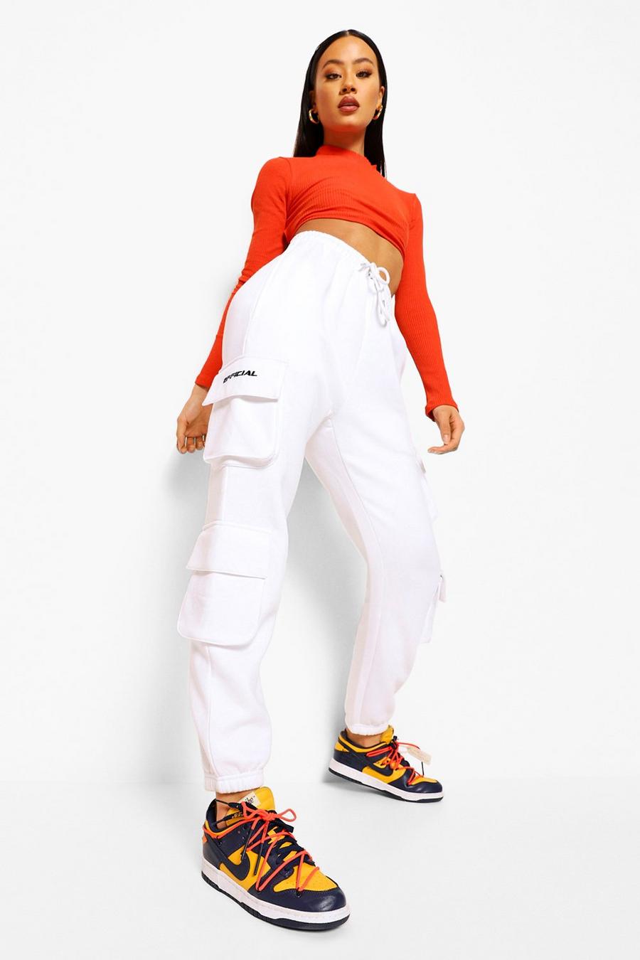 לבן מכנסי ריצה בסגנון קרגו עם כיסים רבים וכיתוב Official image number 1