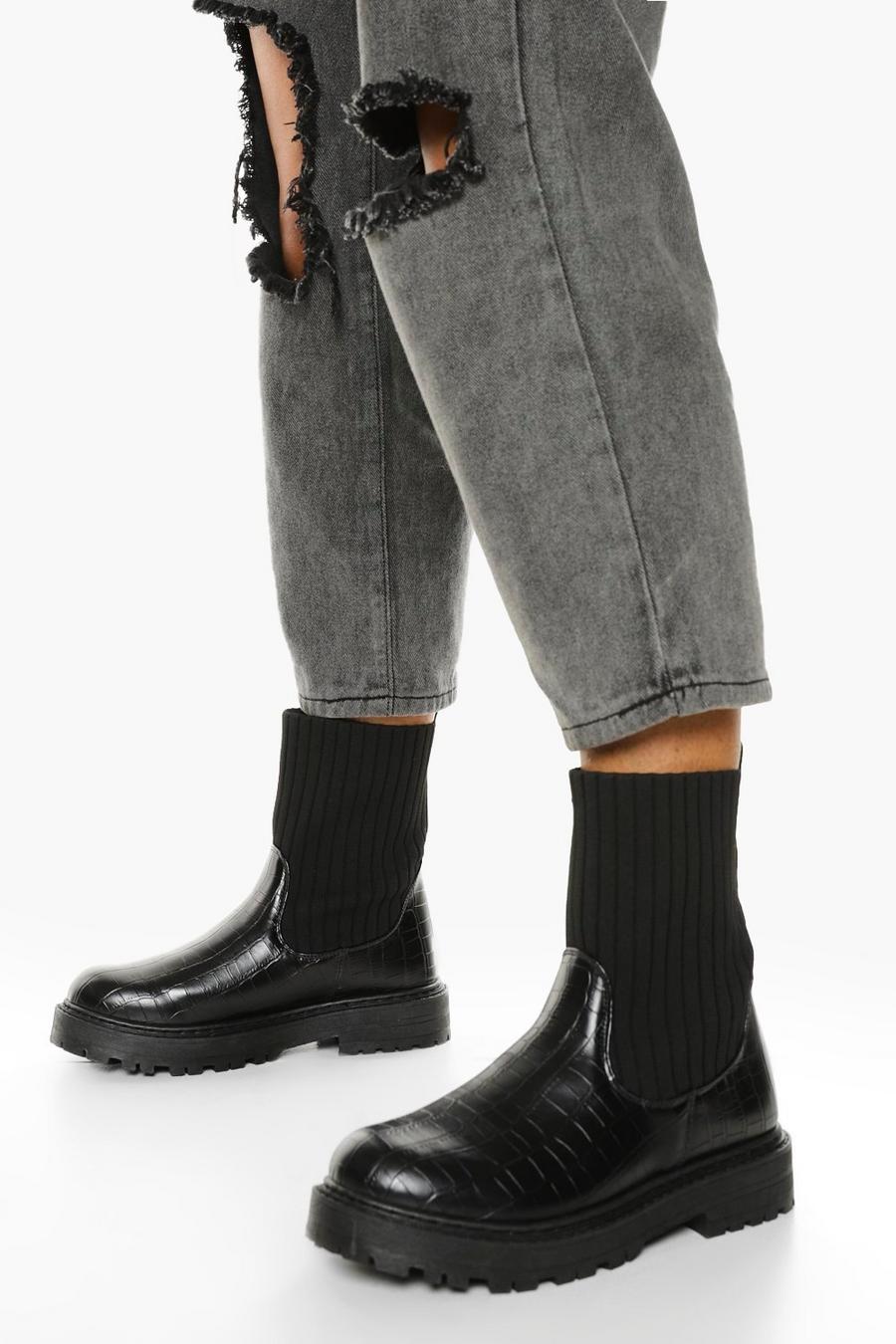 Chelsea-Boots in Kroko-Optik und breiter Passform mit Socken-Detail, Schwarz image number 1