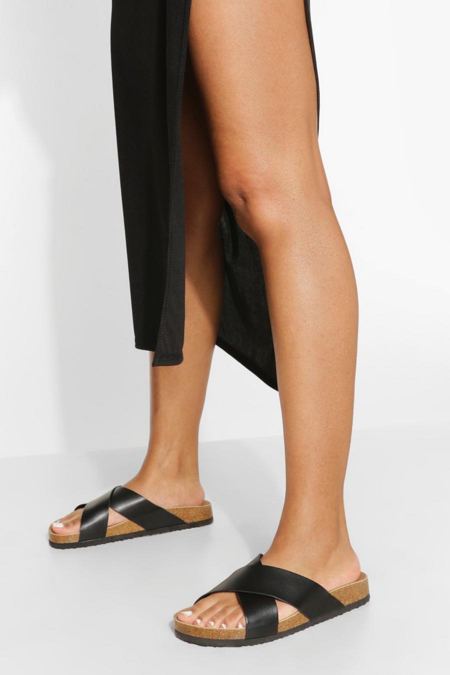 Sandalias de holgura ancha con tiras cruzadas y plantilla blanda, Negro image number 1