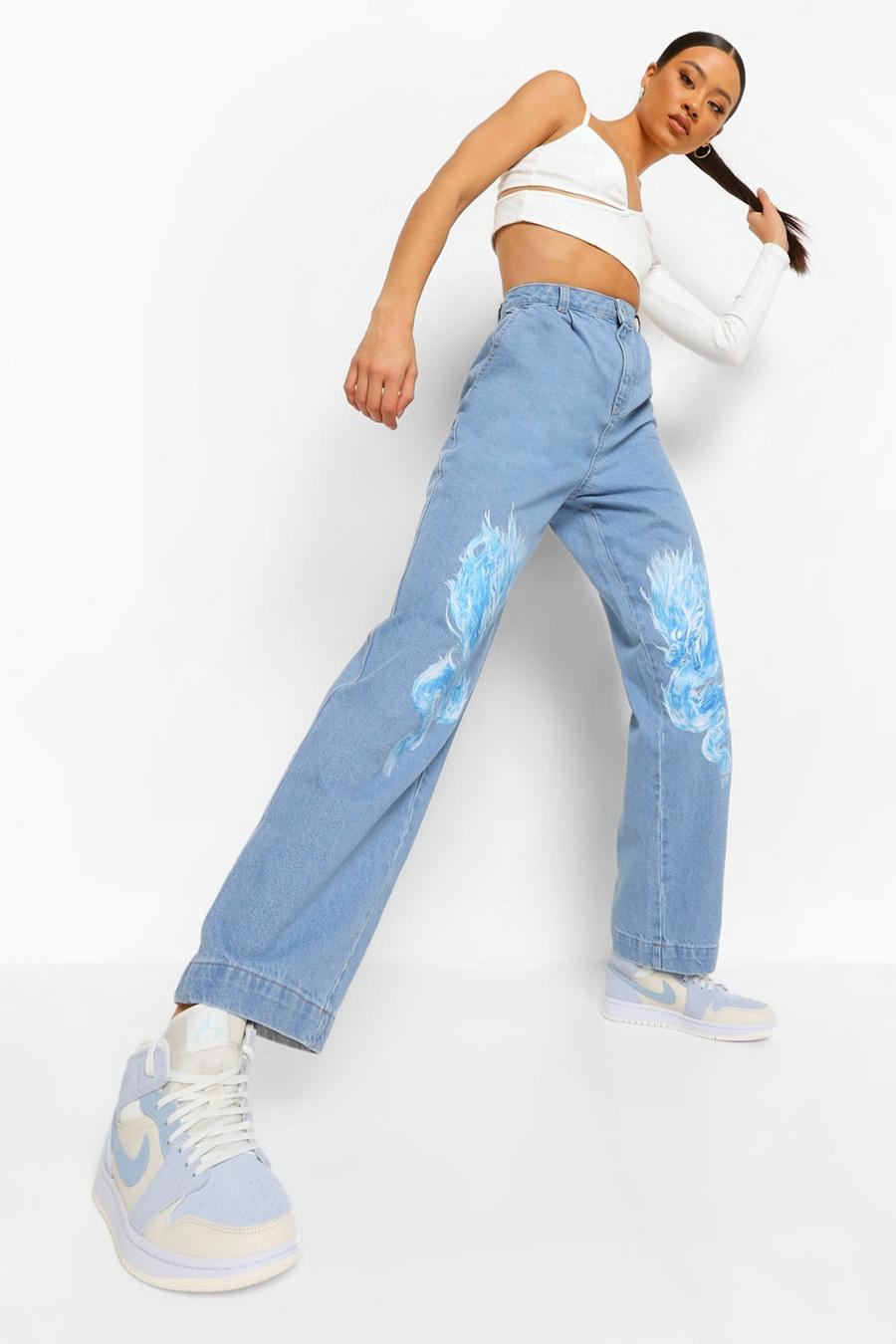 כחול ביניים ג'ינס בגזרת בויפרנד עם פנלים עם הדפס להבה image number 1