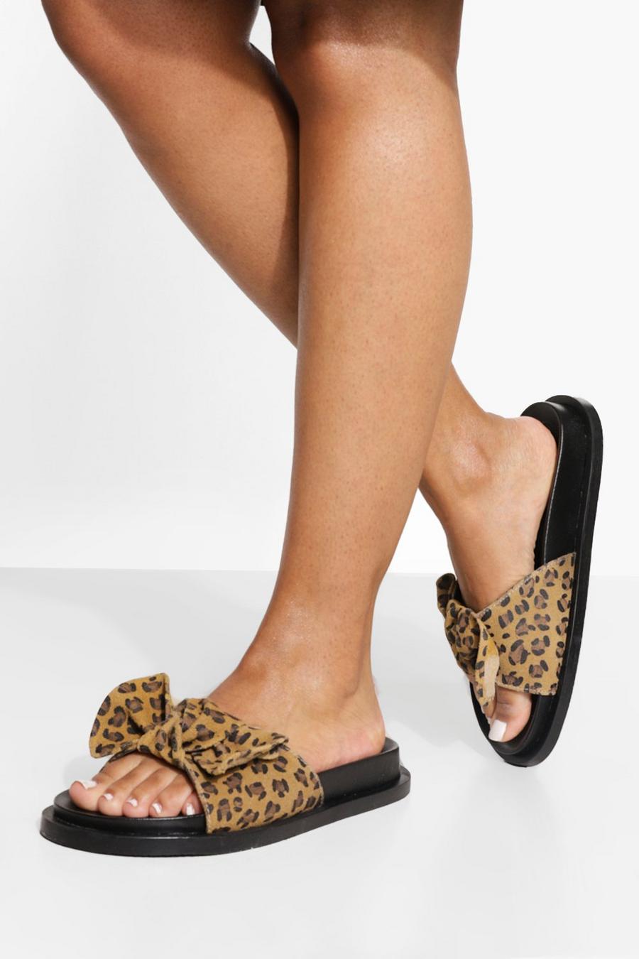 Leder-Slides in breiter Passform mit Fußbett und Schleife, Leopard image number 1