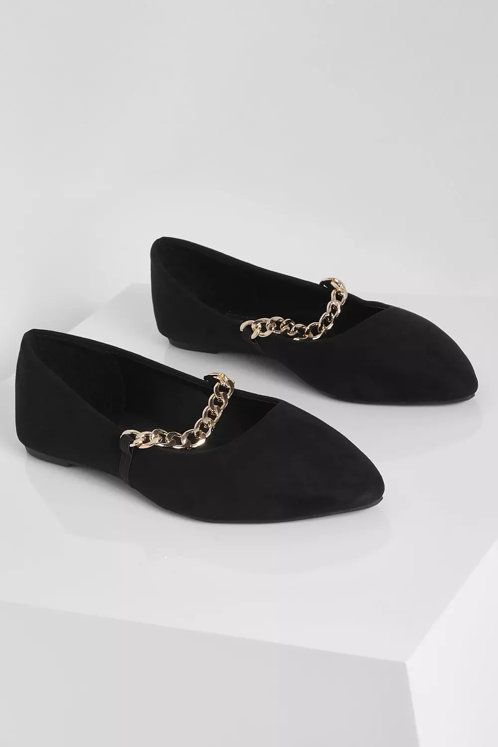 Wide fit clearance pointed flats