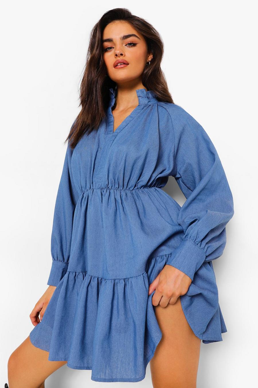 Hochgeschlossenes, gestuftes Chambray-Kleid mit tiefem Ausschnitt, Mittelblau image number 1