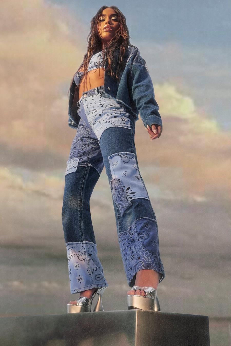 כחול ביניים ג'ינס טלאים בגזרת בויפרנד עם הדפס בנדנה image number 1