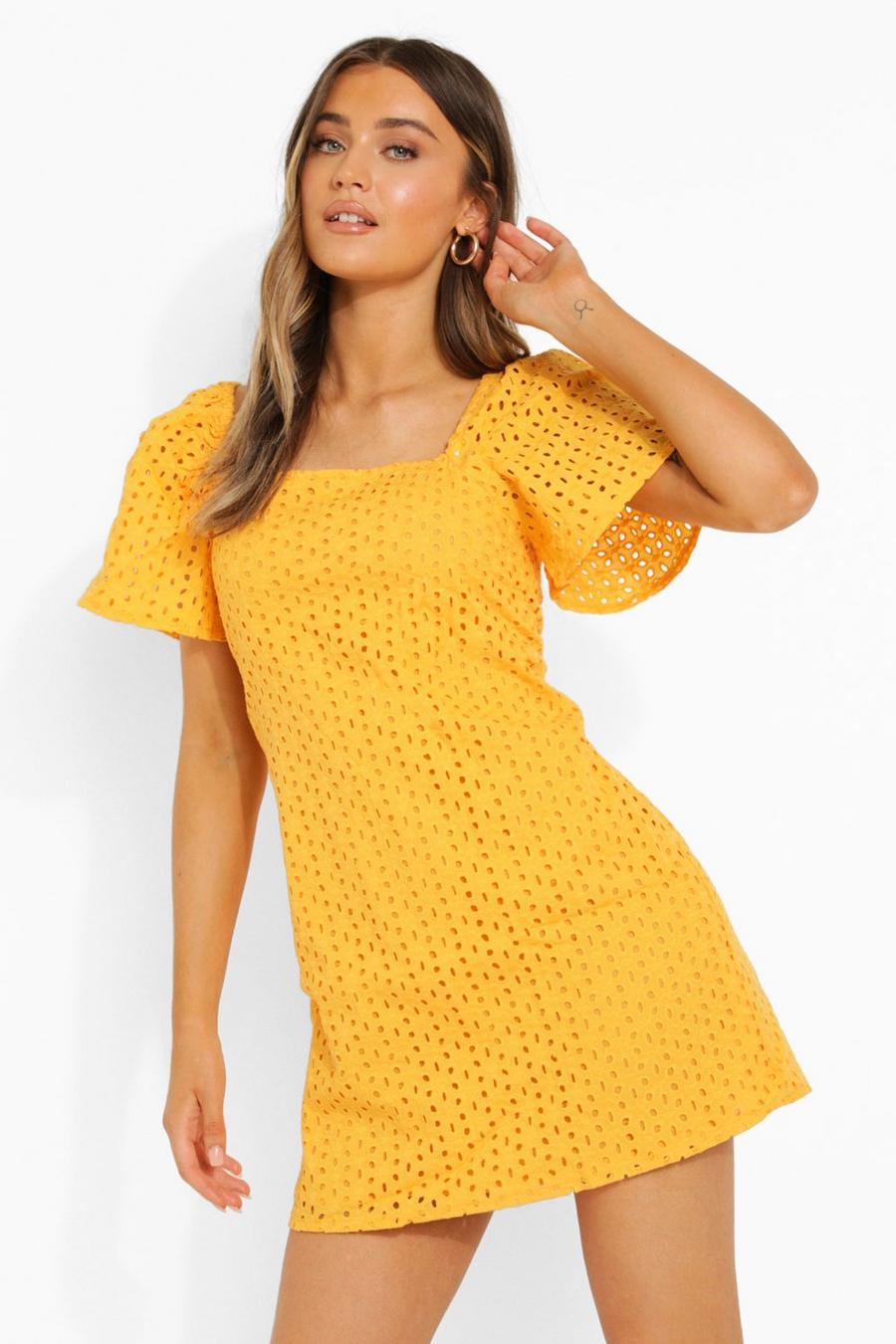 חרדל giallo שמלת מיני בסגנון ברודרי עם מחשוף מרובע ושרוולים קצרים