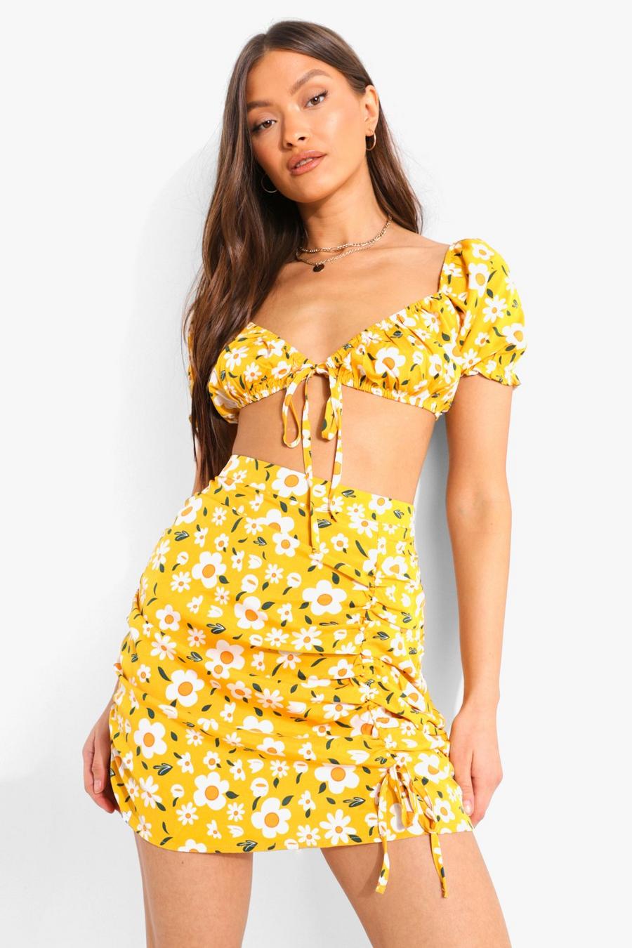צהוב חצאית מיני וחזיית ברלט פרחוניות עם קפלים image number 1