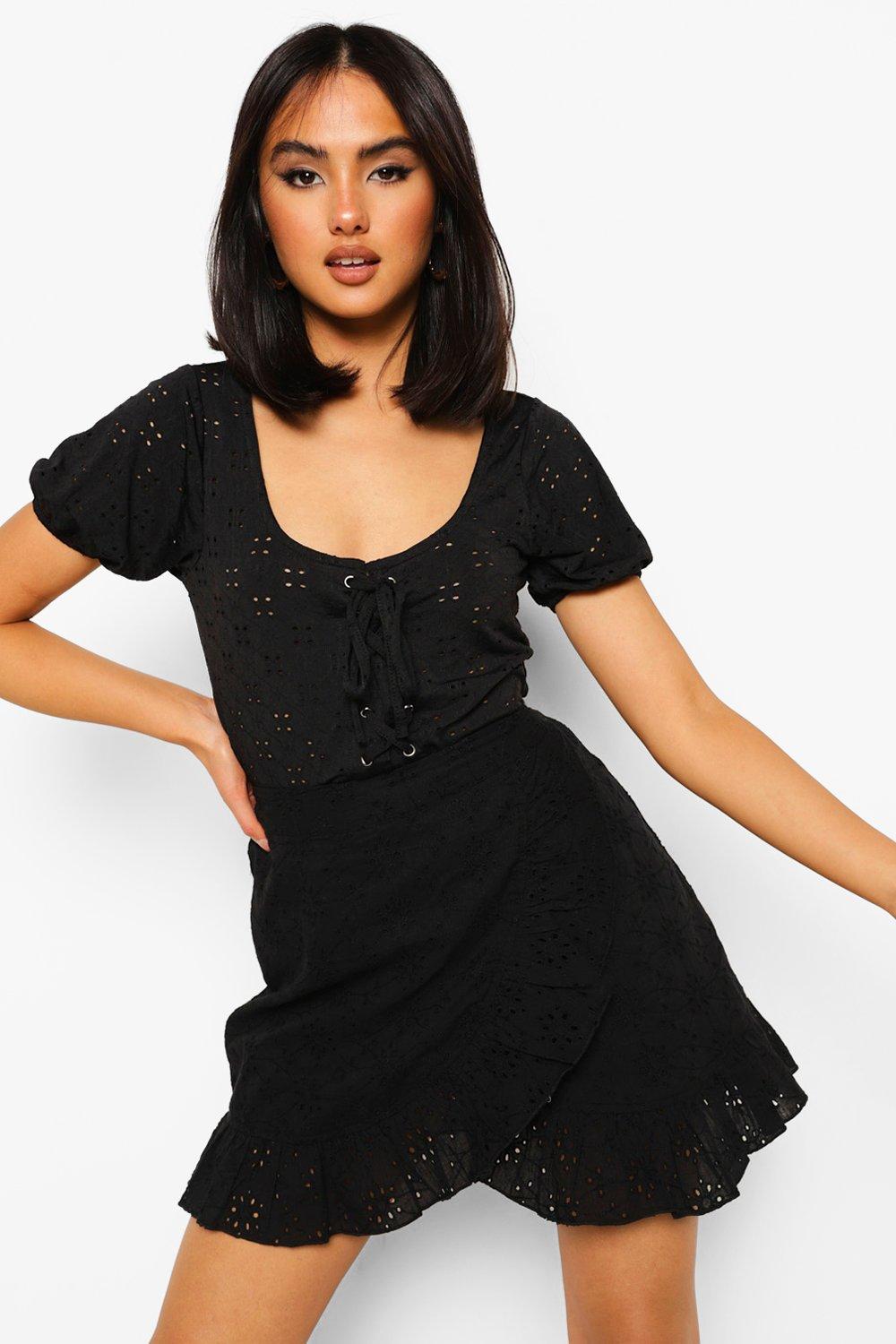 boohoo Eyelet Jersey Knit Lace Up Crop Top - Black - Size S