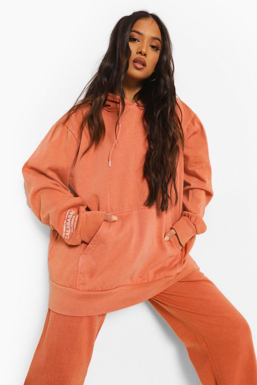 Orange Petite - "Calabasas" Stentvättad hoodie med tryck image number 1
