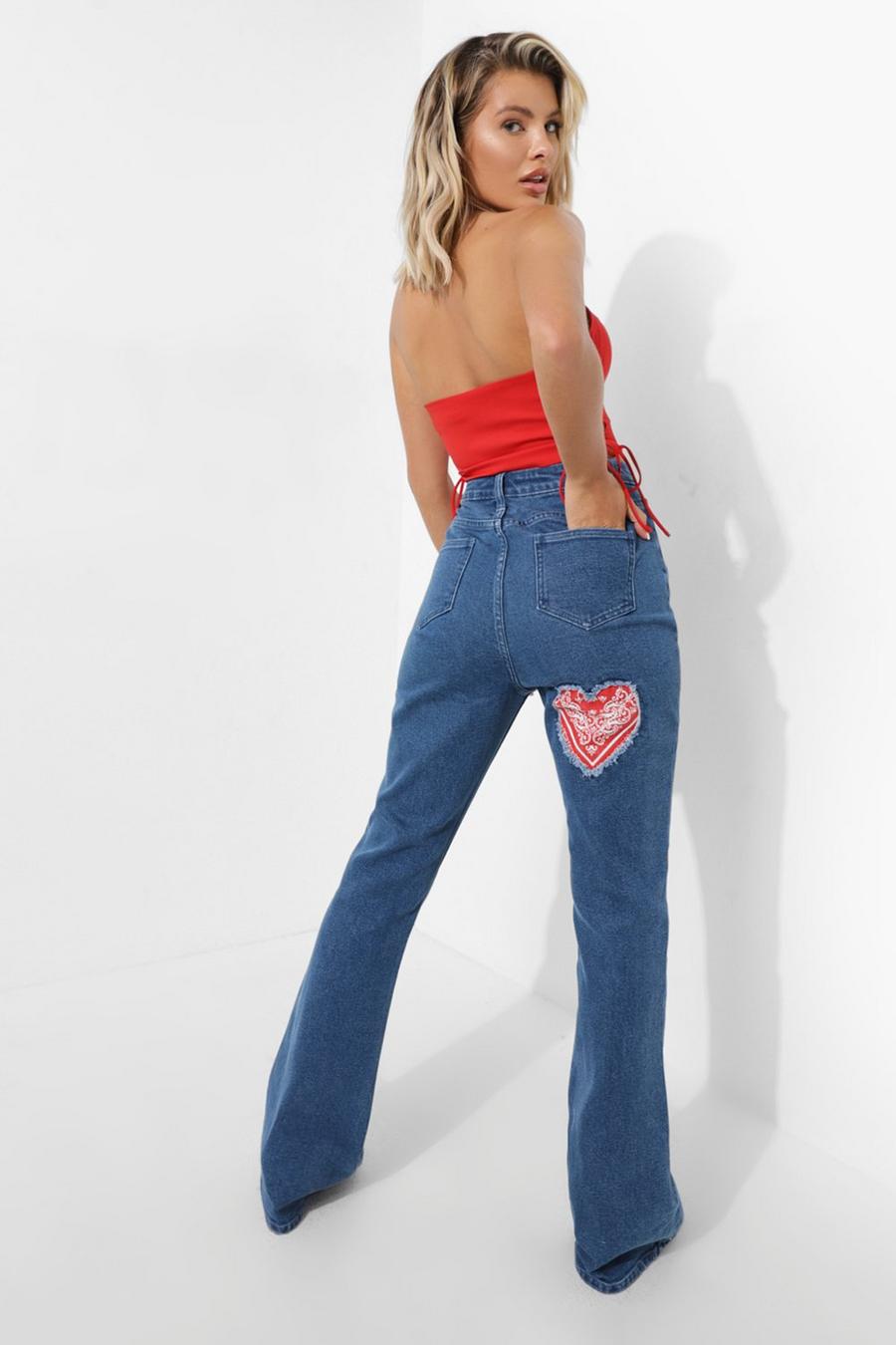 כחול ביניים מכנסי ג'ינס מתרחבים high waist עם הדפס בנדנה ולבבות image number 1