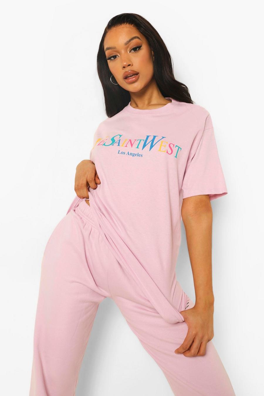 Lila "Ye Saint West" Oversize t-shirt med text i regnbågsfärger image number 1