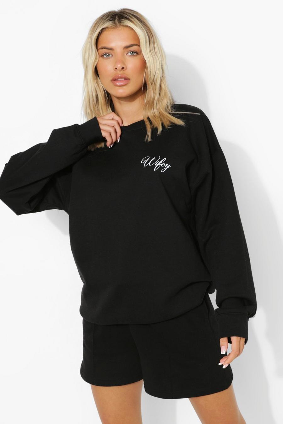 Sweatshirt mit „Wifey“-Print auf der Tasche, Schwarz image number 1