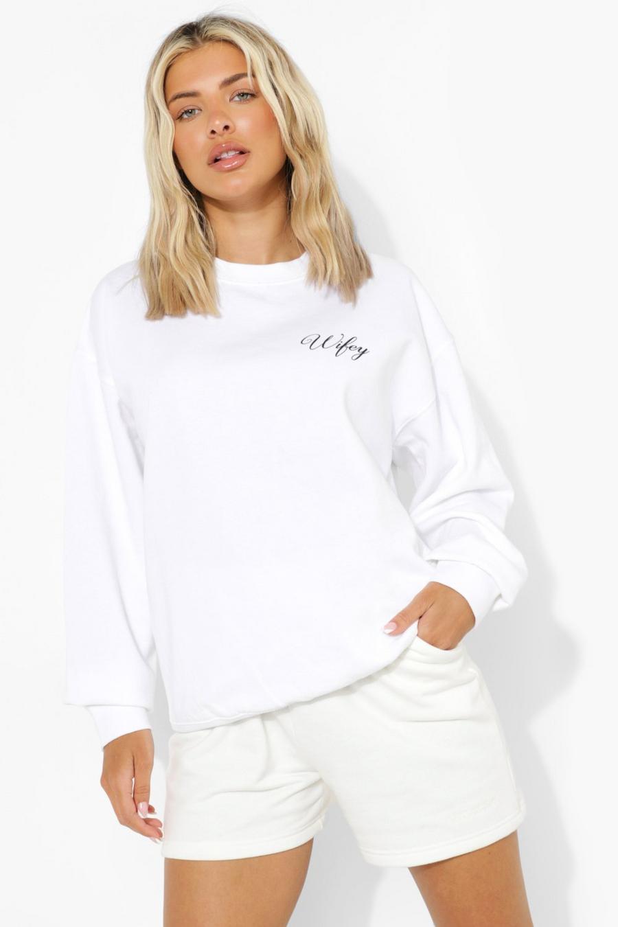 White Wifey Sweatshirt med tryck image number 1