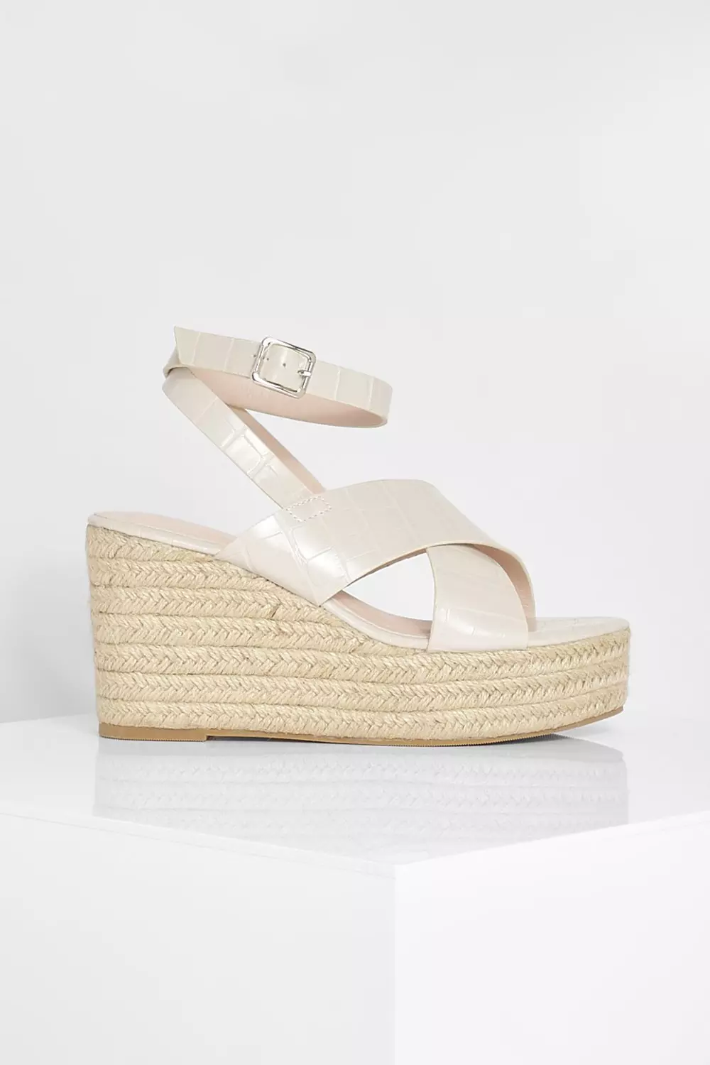 Off white صندل مقاس عريض بقصة ضرب و بطبعة جلد التمساح صورة بديلة