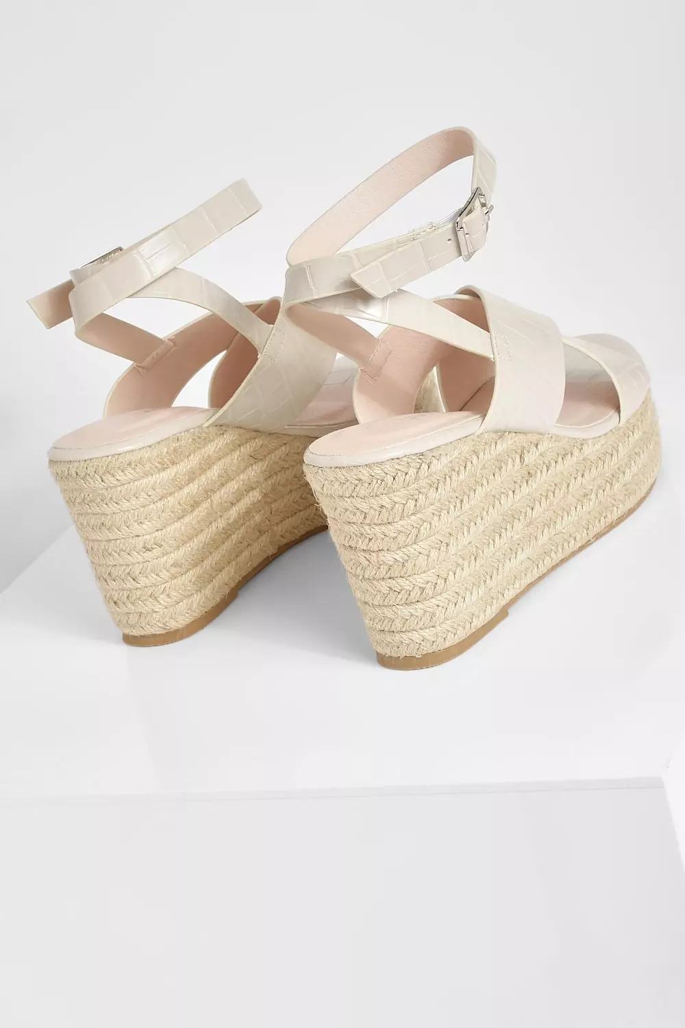Off white صندل مقاس عريض بقصة ضرب و بطبعة جلد التمساح صورة بديلة
