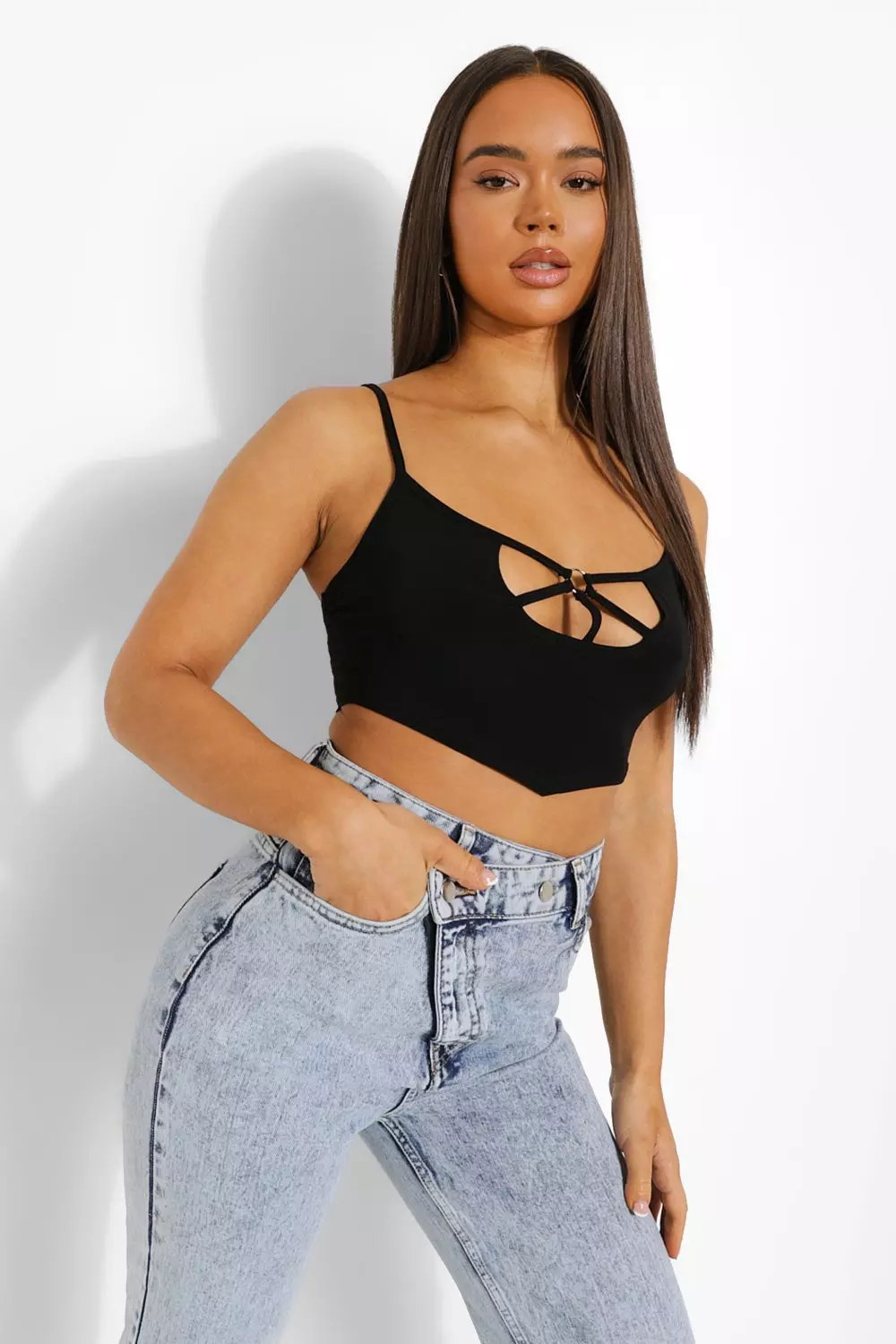 Black قميص مع حمالات رفيعة وبتصميم مقطوع صورة بديلة
