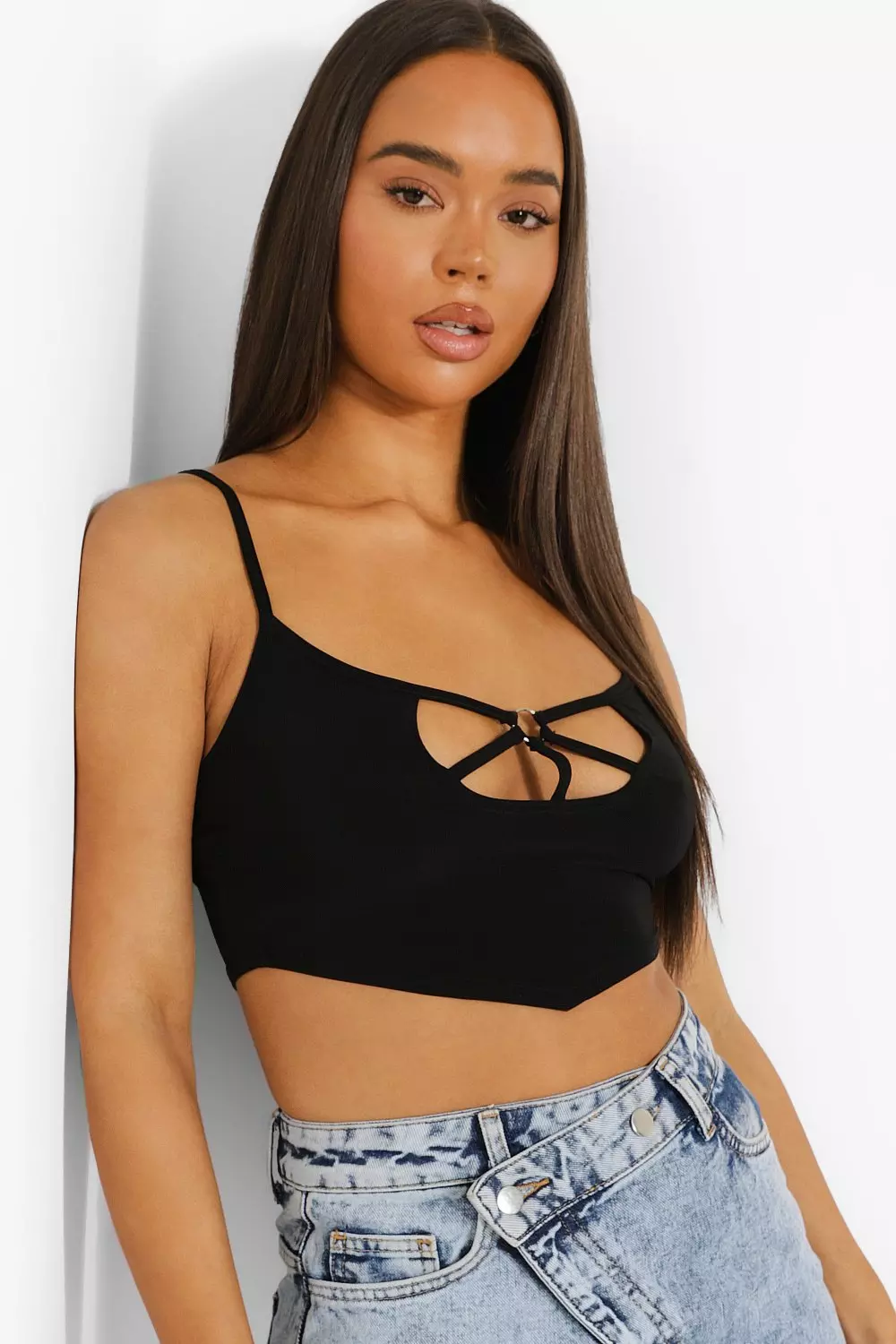 Black قميص مع حمالات رفيعة وبتصميم مقطوع صورة بديلة