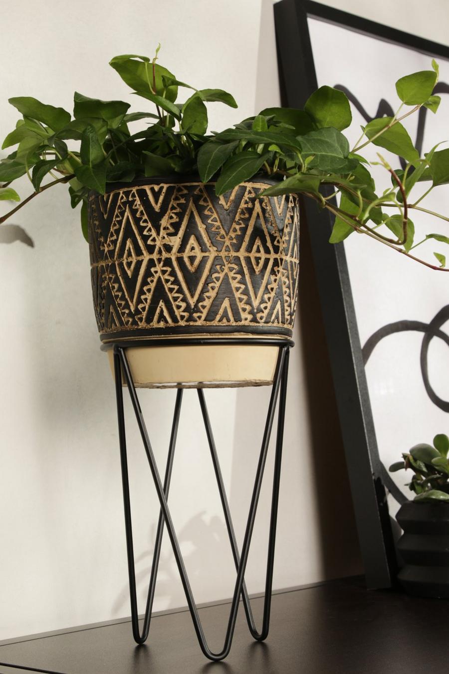 Brown Planter With Wire Stand image number 1