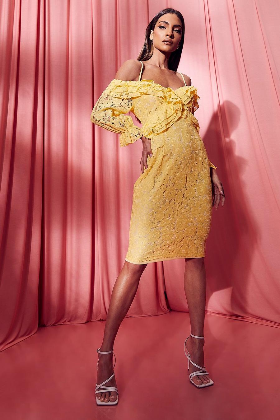 Yellow Knälång spetsklänning med volanger image number 1