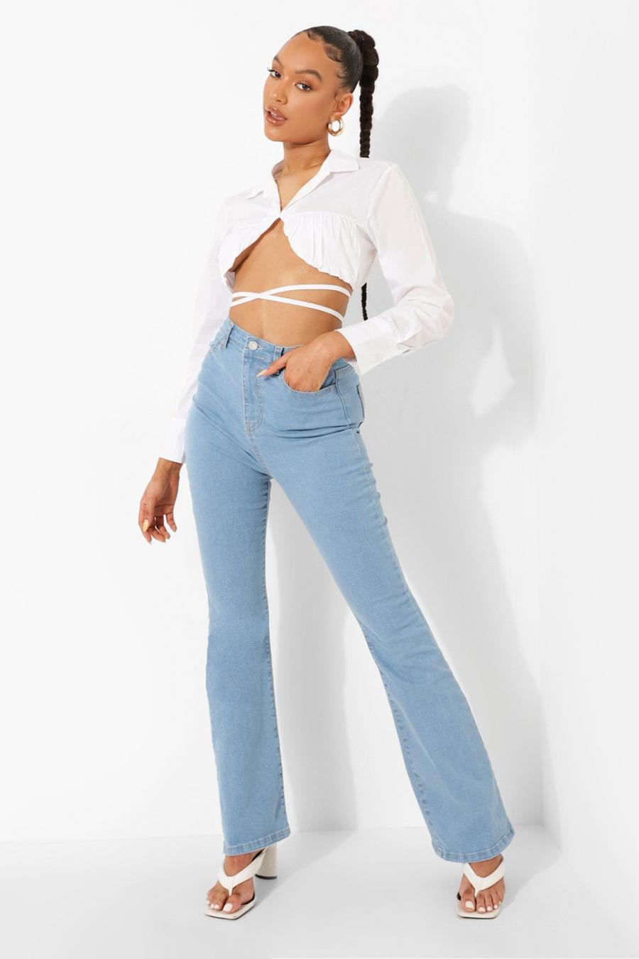 Light blue Jeans med hög midja och utsvängda ben image number 1