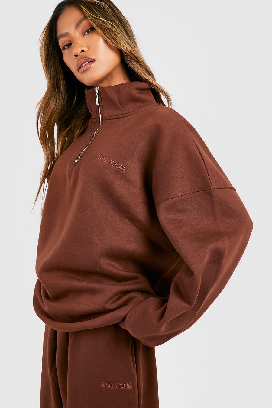 Chocolate brun Premium Sweatshirt i återvunnet tyg med kort dragkedja image number 1
