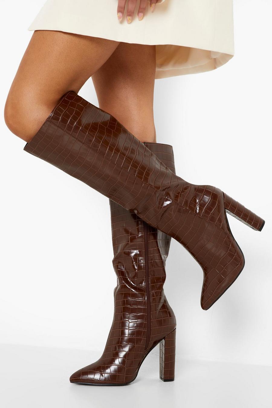 שוקולד marrón מגפיים בגובה הברך עם אפקט עור תנין וקצה מחודד, לרגל רחבה