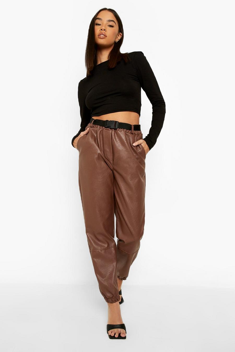 Pantalón deportivo básico cargo de cuero sintético, Chocolate marrón
