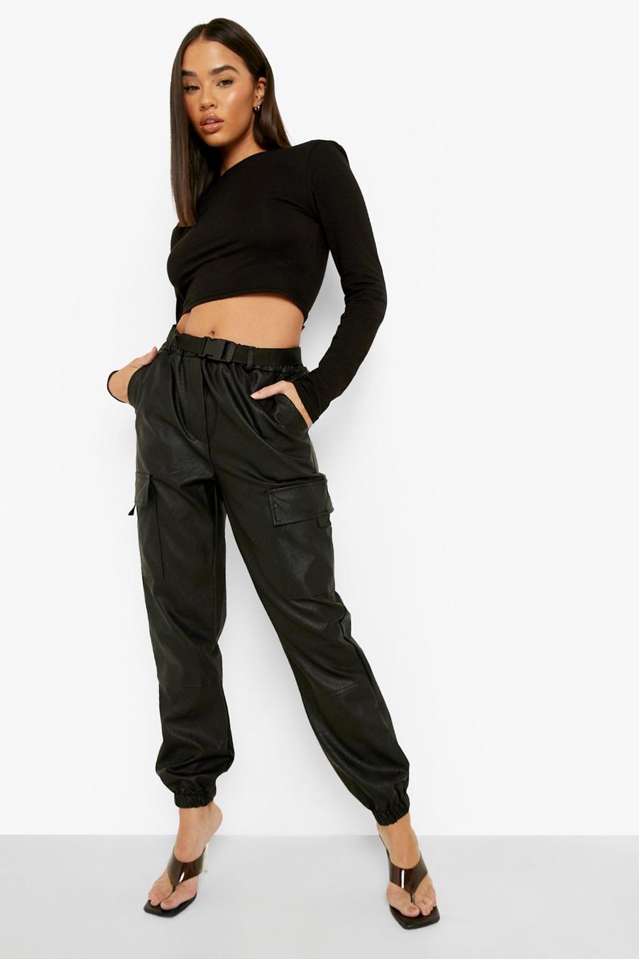 Pantalón deportivo de cuero sintético cargo con cinturón, Black image number 1