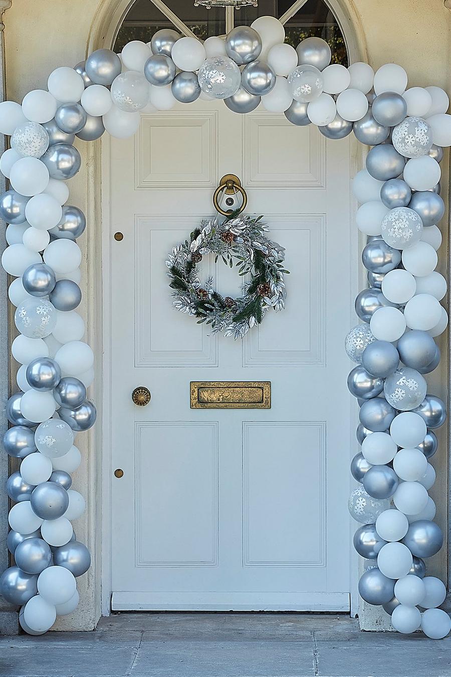 לבן קשת בלונים לדלת של Ginger Ray לכבוד חג המולד image number 1