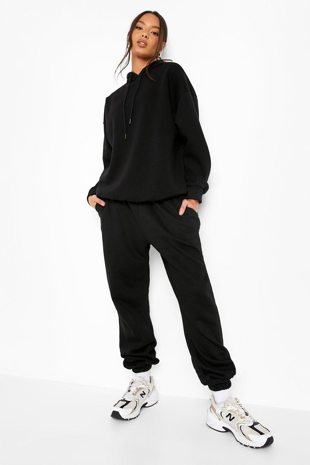 Outfit deportivo para mujer con jogger total black con sudadera 】